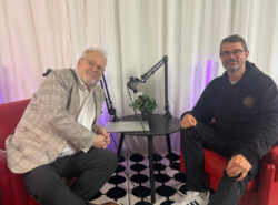 Wille Wilenius ja Klaus Virkkunen Rahapelisanomien podcast studiossa.