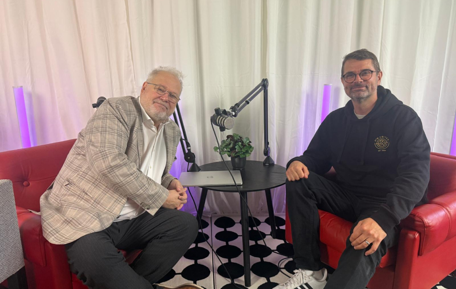 Wille Wilenius ja Klaus Virkkunen Rahapelisanomien podcast studiossa.